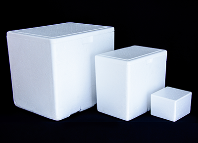 Fotografia apresentando três tamanhos distintos de caixas de isopor.
