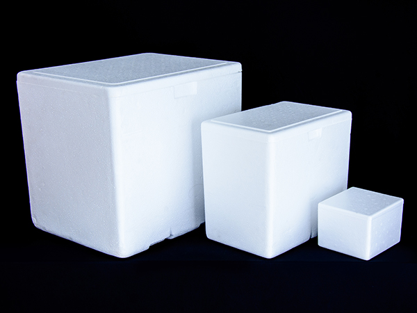 Fotografia apresentando três tamanhos distintos de caixas de isopor. Direitos de imagem da Empresa Empório do Gelo Seco